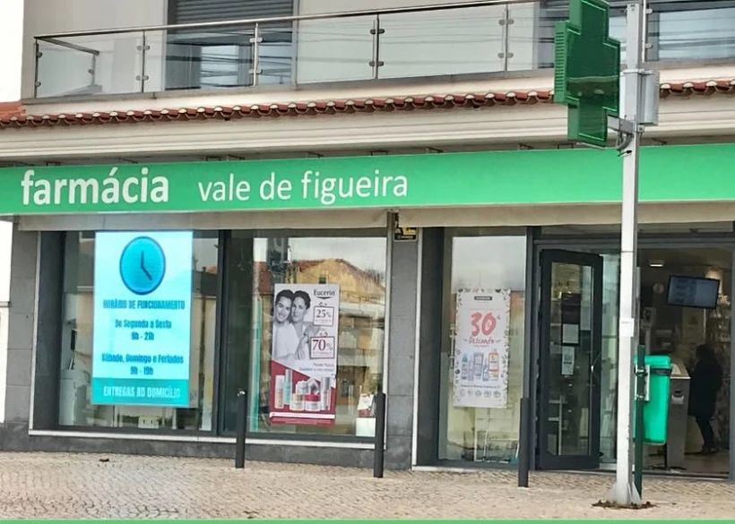 Fachada da Farmácia Vale de Figueira, em São João da Talha